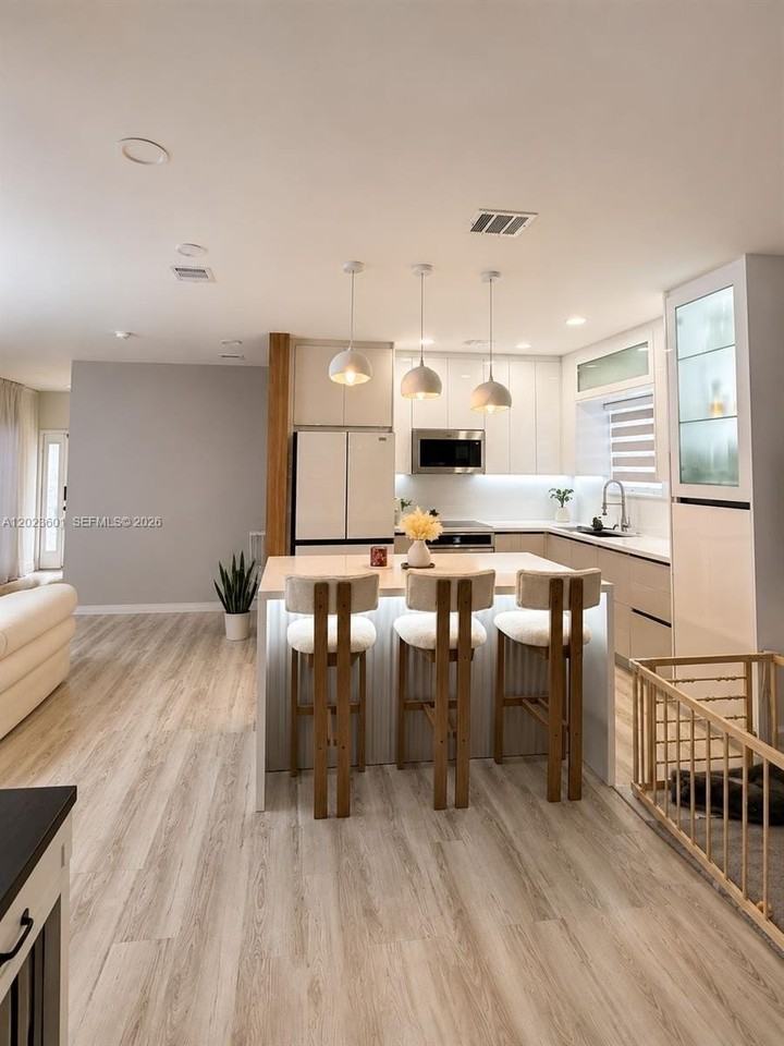 220 Se 32nd Ter - Photo 3 of 27