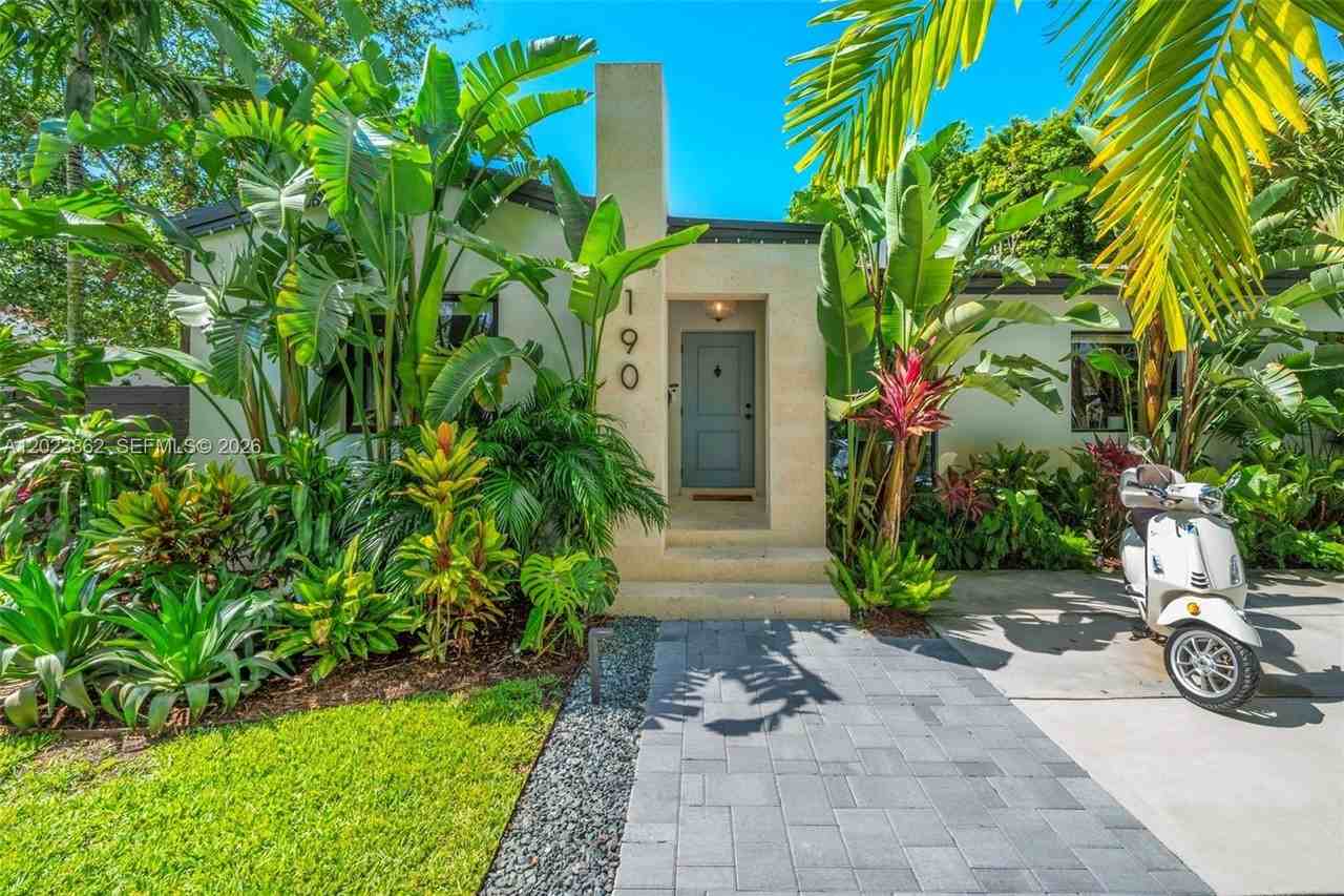 190 Nw 93rd St - Photo 3 of 43