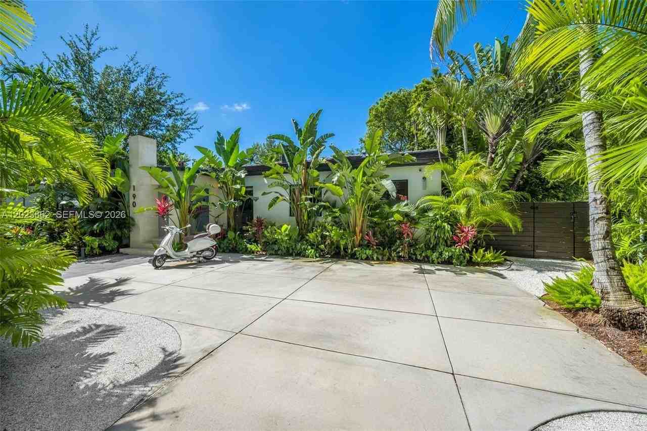 190 Nw 93rd St - Photo 4 of 43