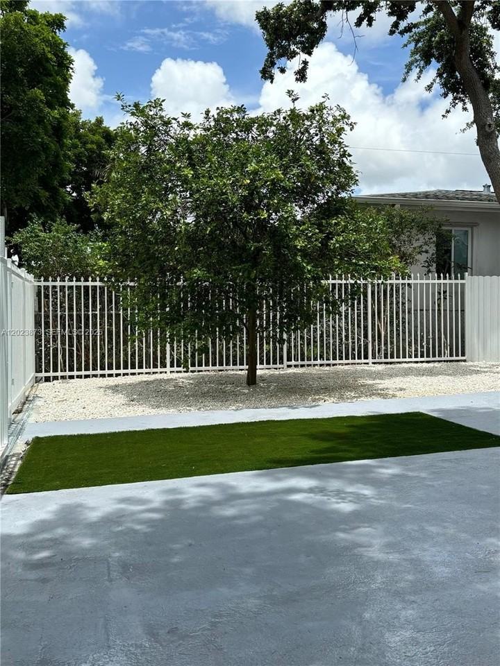 4727 Nw 5th Ave #4727 - Photo 3 of 27