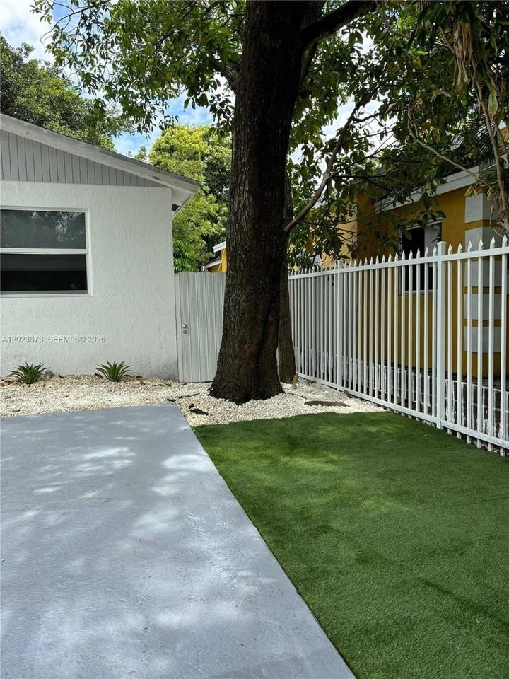 4727 Nw 5th Ave #4727 - Photo 4 of 27