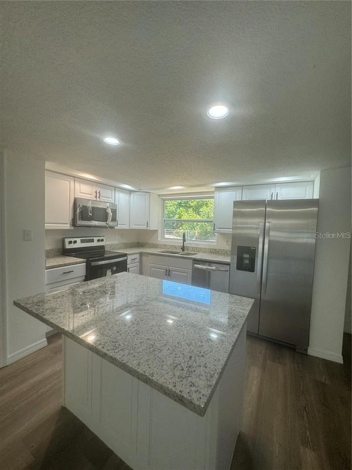 1539 Roselawn St Sw - Photo 2 of 14
