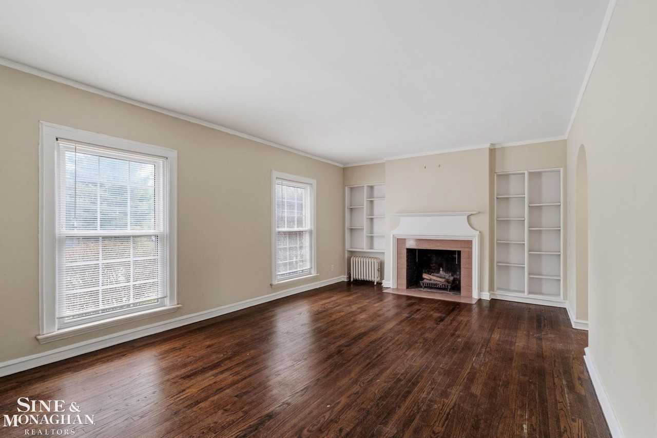 377 Rivard Blvd - Photo 5 of 44