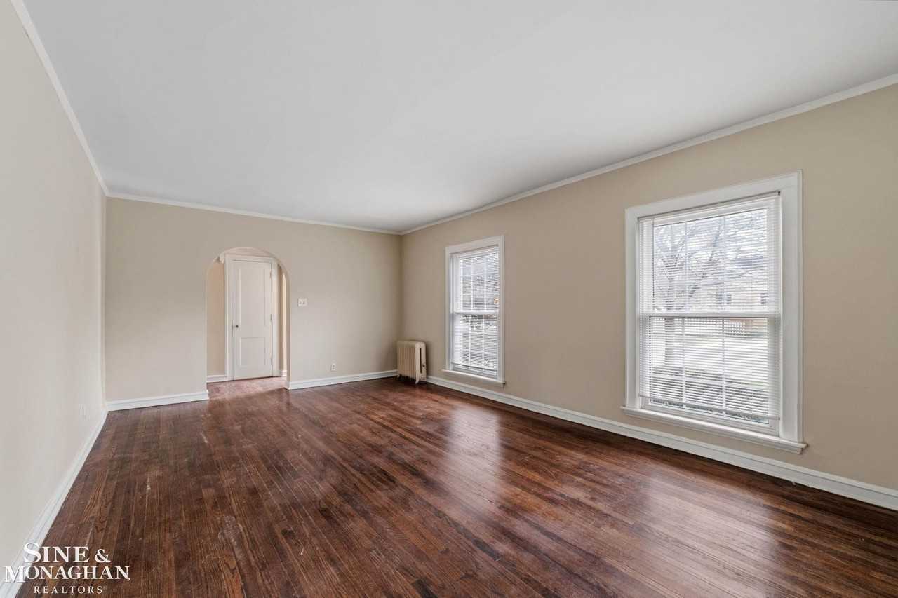 377 Rivard Blvd - Photo 7 of 44