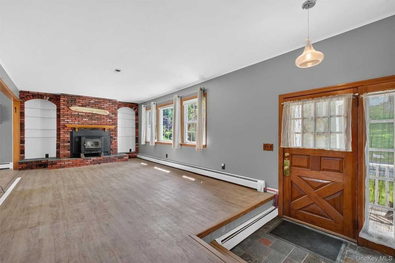 50 Ellen Ave - Photo 3 of 25
