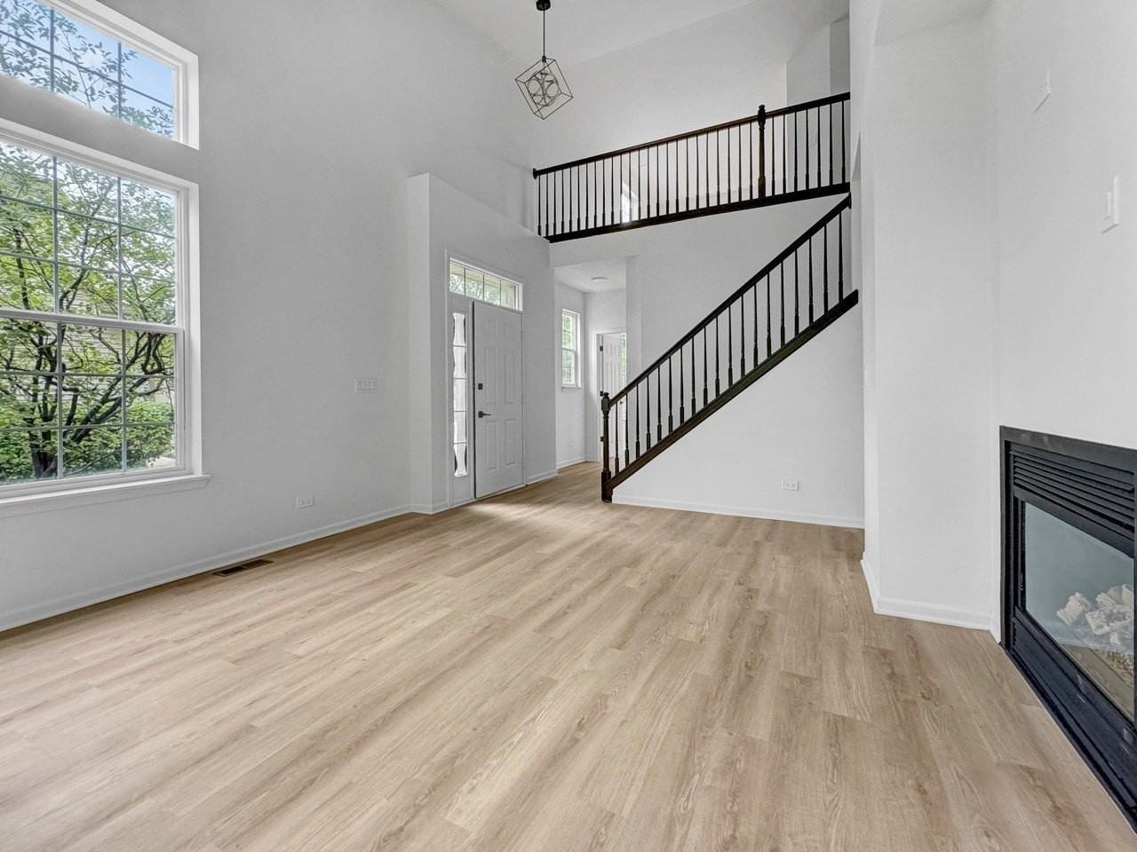 1089 Ellsworth Dr - Photo 2 of 13