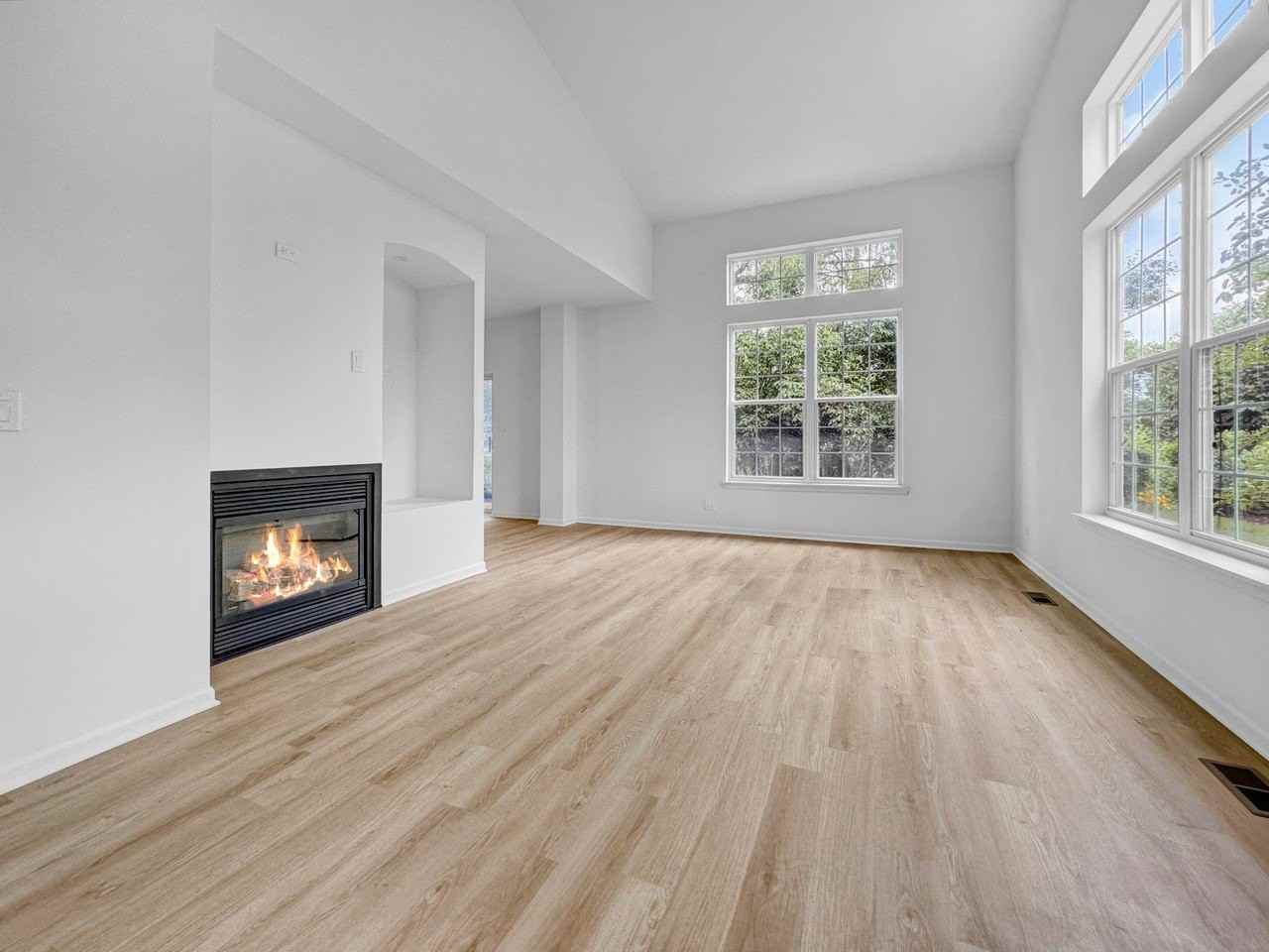 1089 Ellsworth Dr - Photo 3 of 13