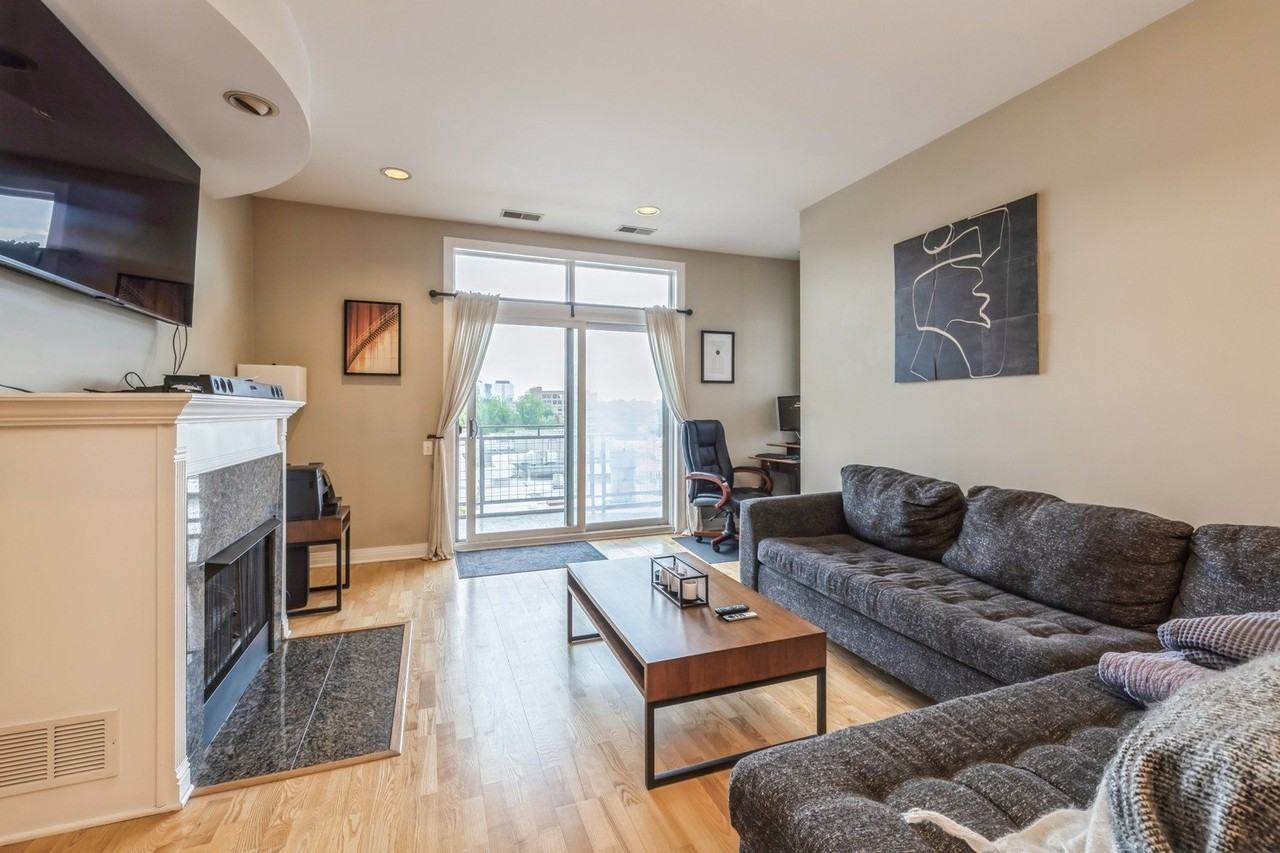 950 W Huron St #402 - Photo 2 of 11