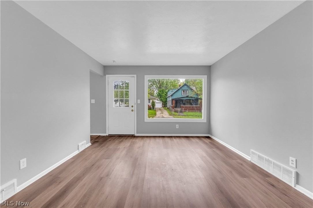 16605 Glenpark Ave - Photo 3 of 20