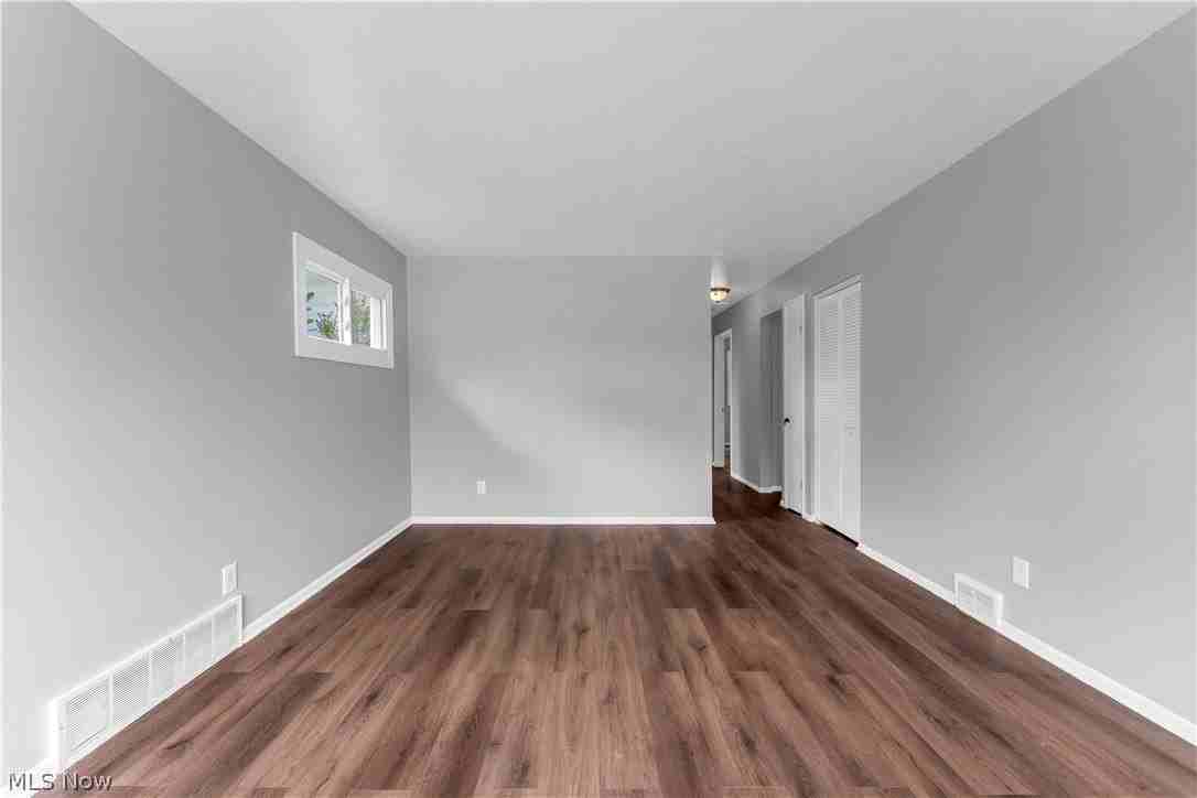 16605 Glenpark Ave - Photo 4 of 20