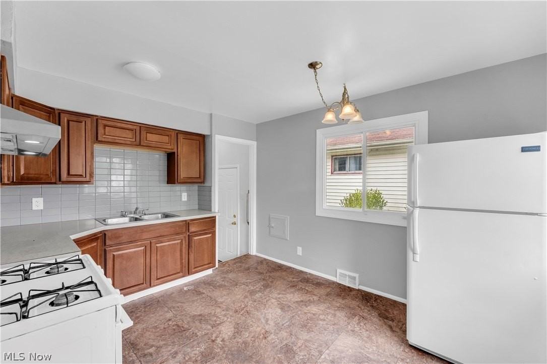 16605 Glenpark Ave - Photo 7 of 20