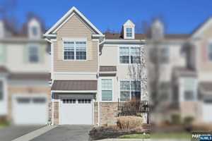featured image of 4 Masterson Ct #4