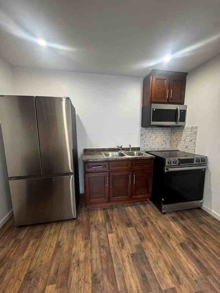 715 N Kelly Ave - Photo 4 of 11