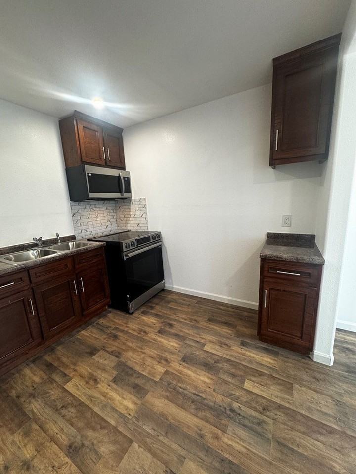 715 N Kelly Ave - Photo 5 of 11