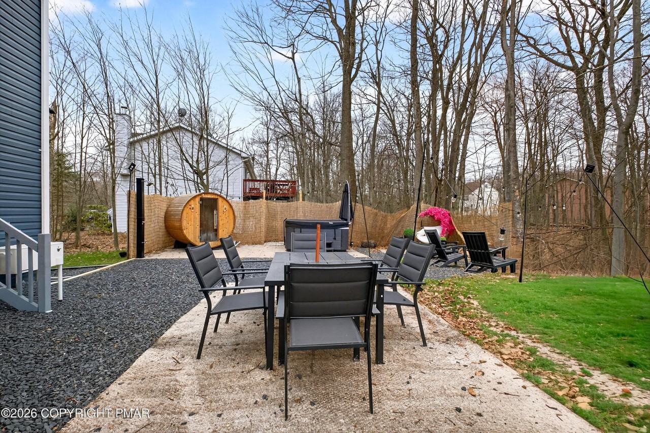 1070 Seven Nations Dr - Photo 4 of 30