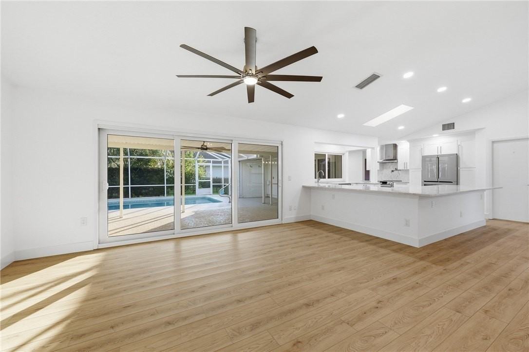 1048 Admirals Walk - Photo 4 of 36