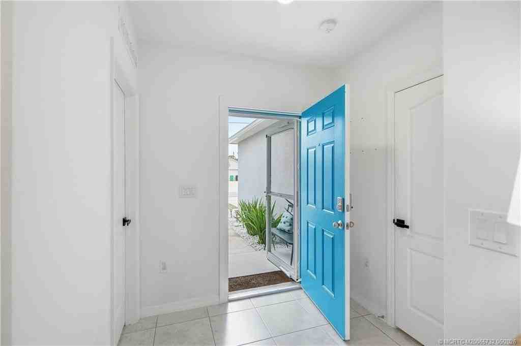 2220 Se Lucaya St - Photo 5 of 36
