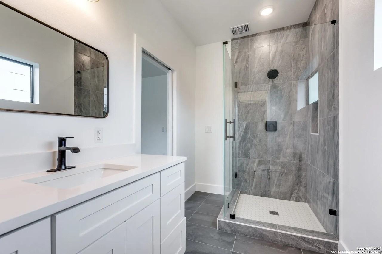 531 Essex St #202 - Photo 6 of 19