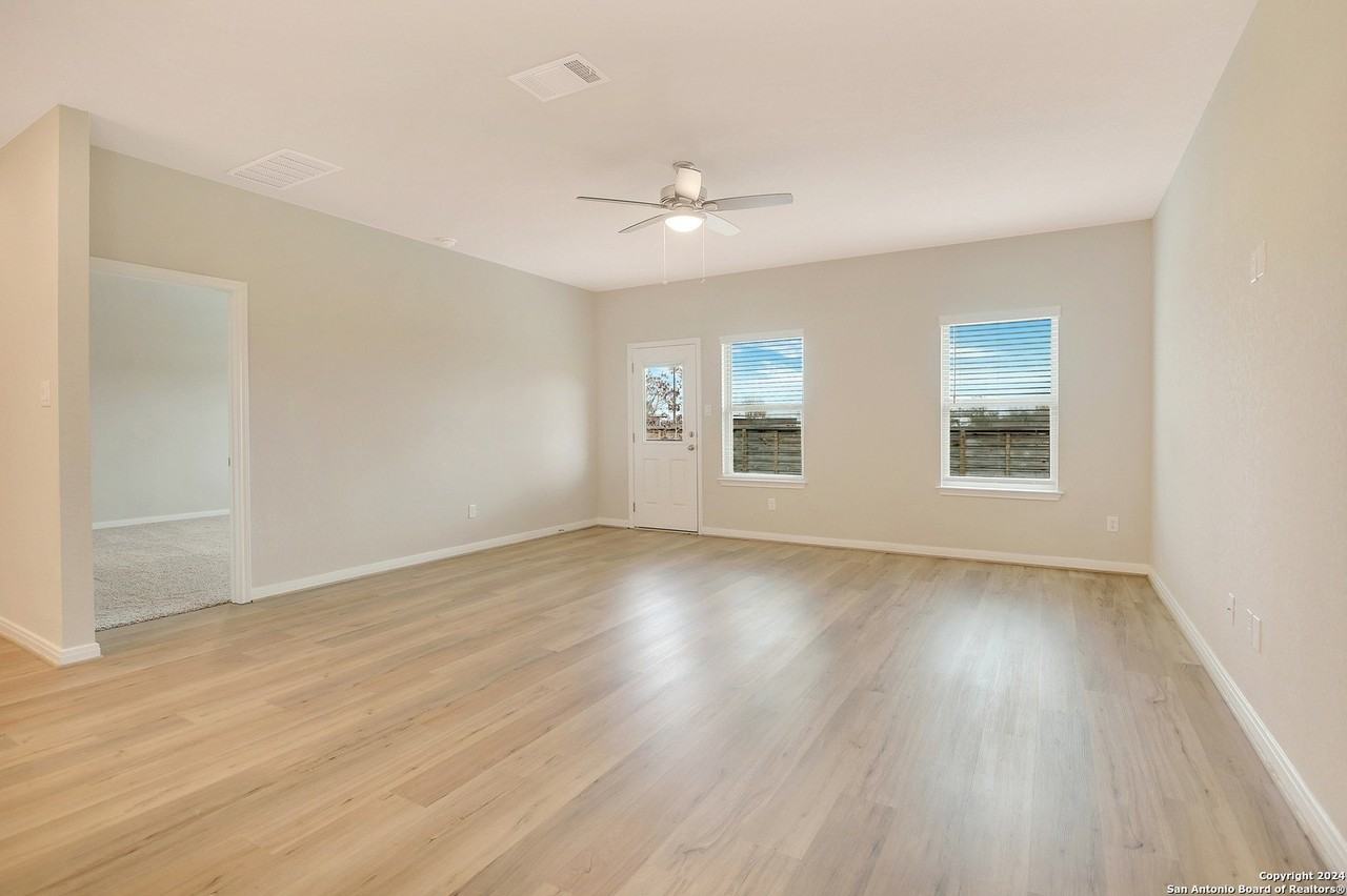1247 Meyers Mdw - Photo 4 of 20