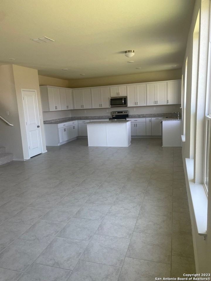 10606 Mexia Ave - Photo 4 of 24