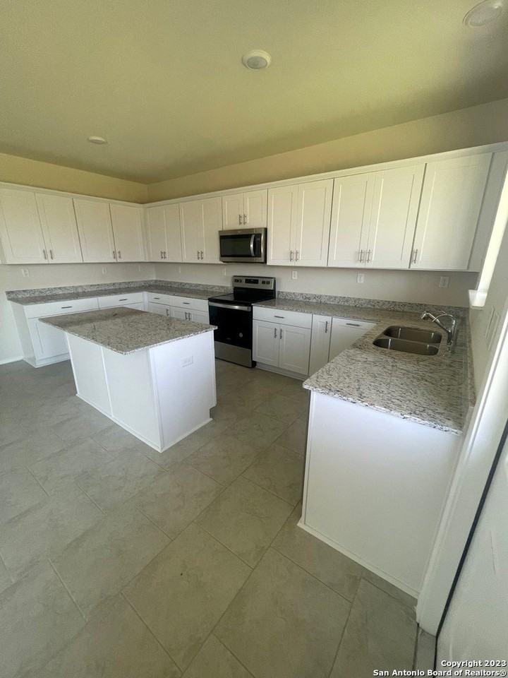 10606 Mexia Ave - Photo 5 of 24