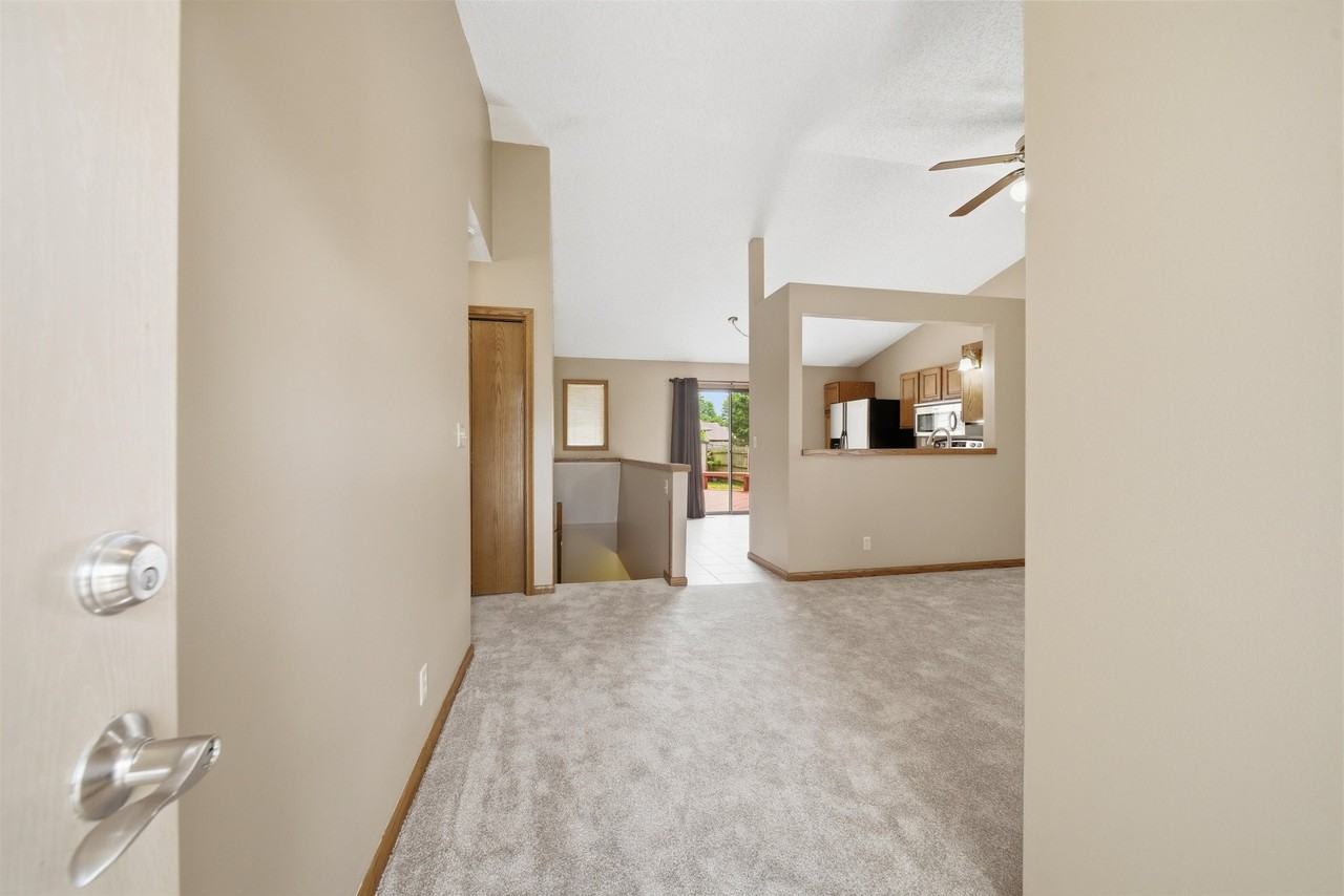 11605 W Binter Ct - Photo 4 of 31