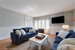 featured image of 28 Narragansett Ave #1