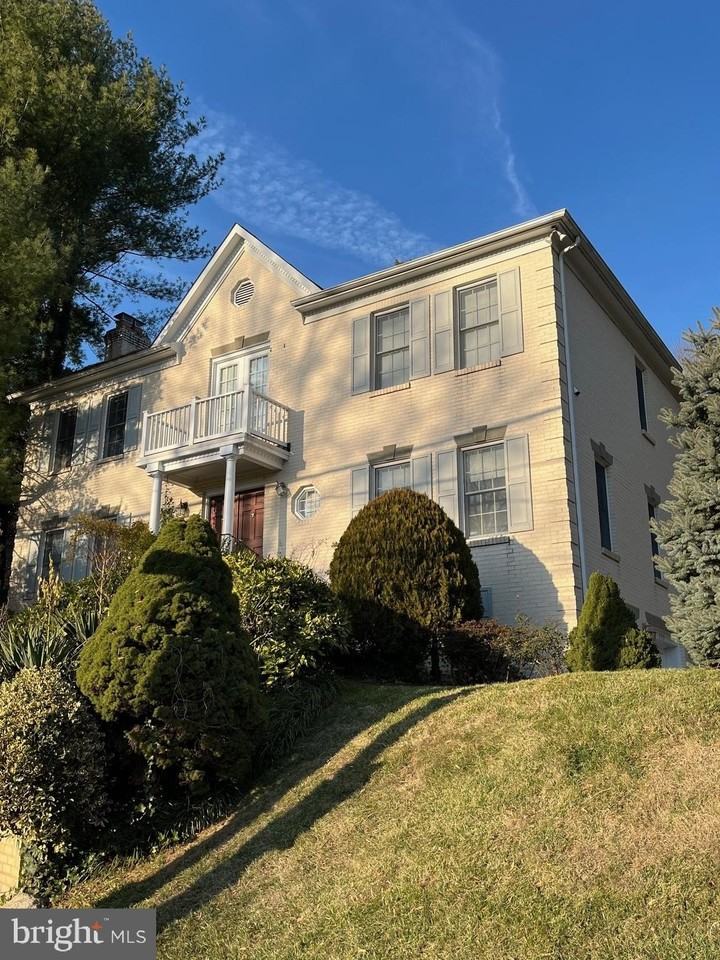 5179 Macomb St Nw - Photo 2 of 24