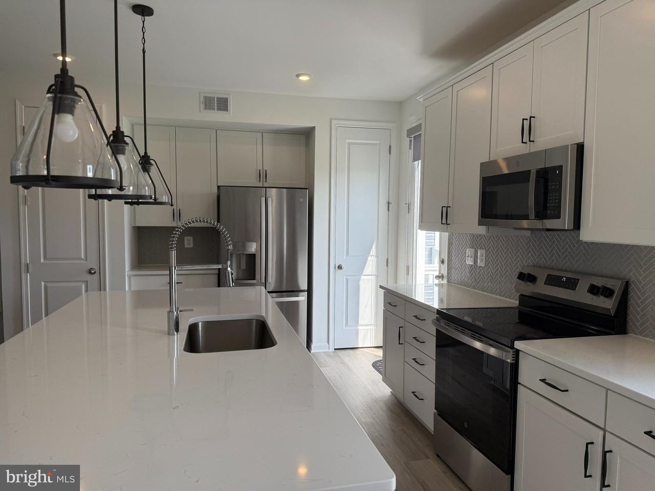 534 Rosemary Cir - Photo 3 of 19