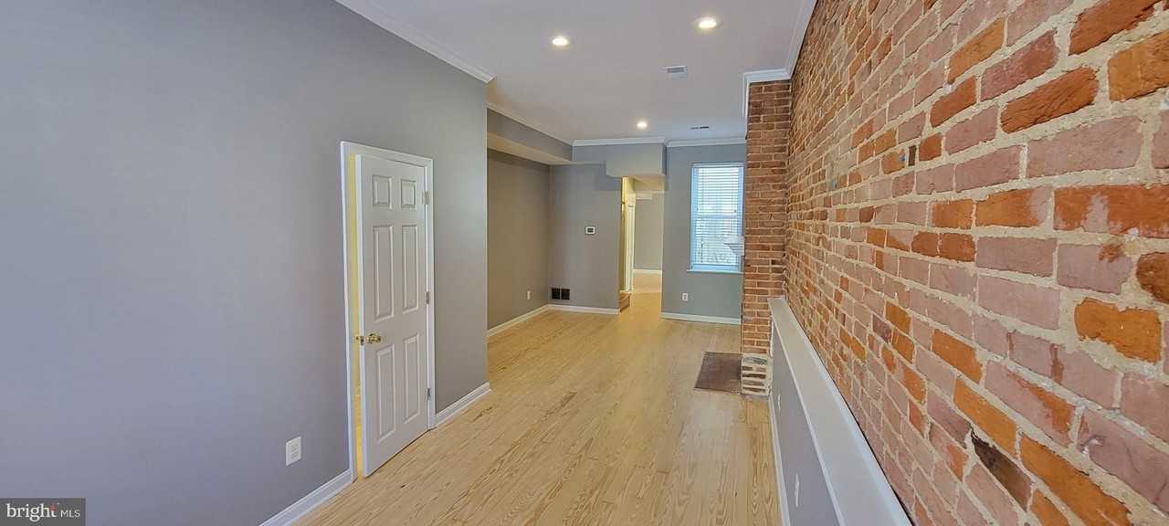926 S Hanover St - Photo 4 of 33