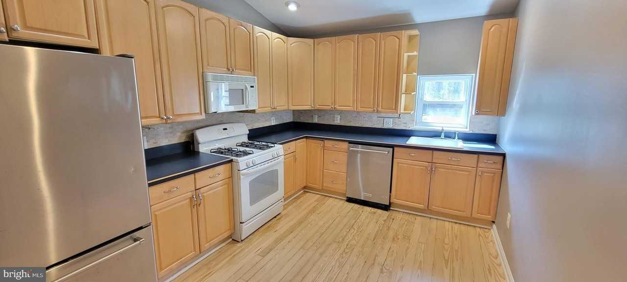 926 S Hanover St - Photo 6 of 33