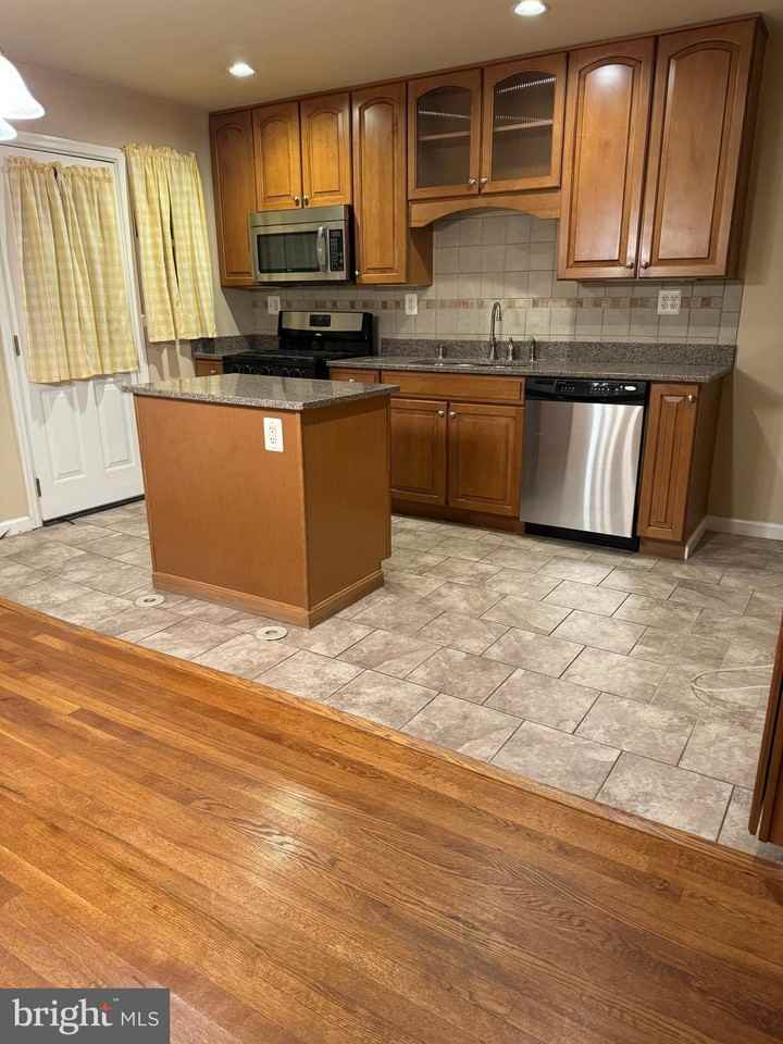1513 Aldeney Ave - Photo 3 of 34