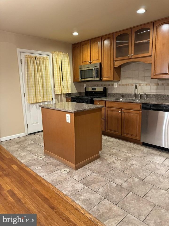 1513 Aldeney Ave - Photo 5 of 34