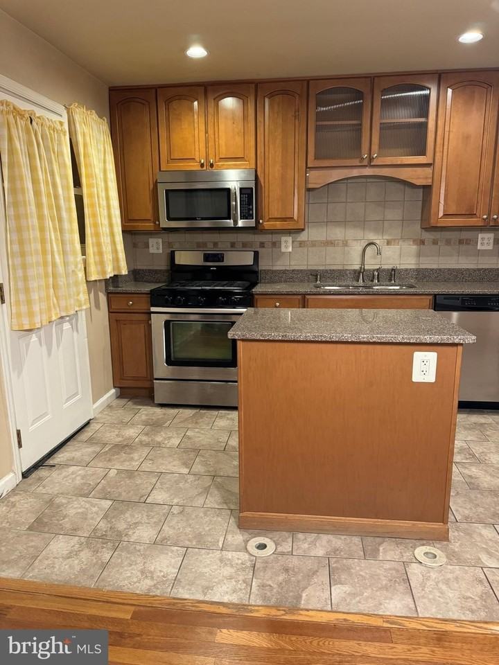 1513 Aldeney Ave - Photo 6 of 34
