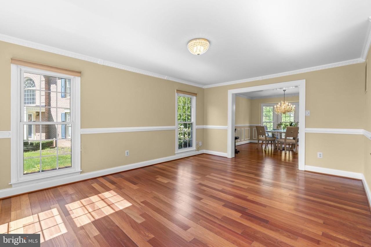 10211 Brightstone Pl - Photo 4 of 50
