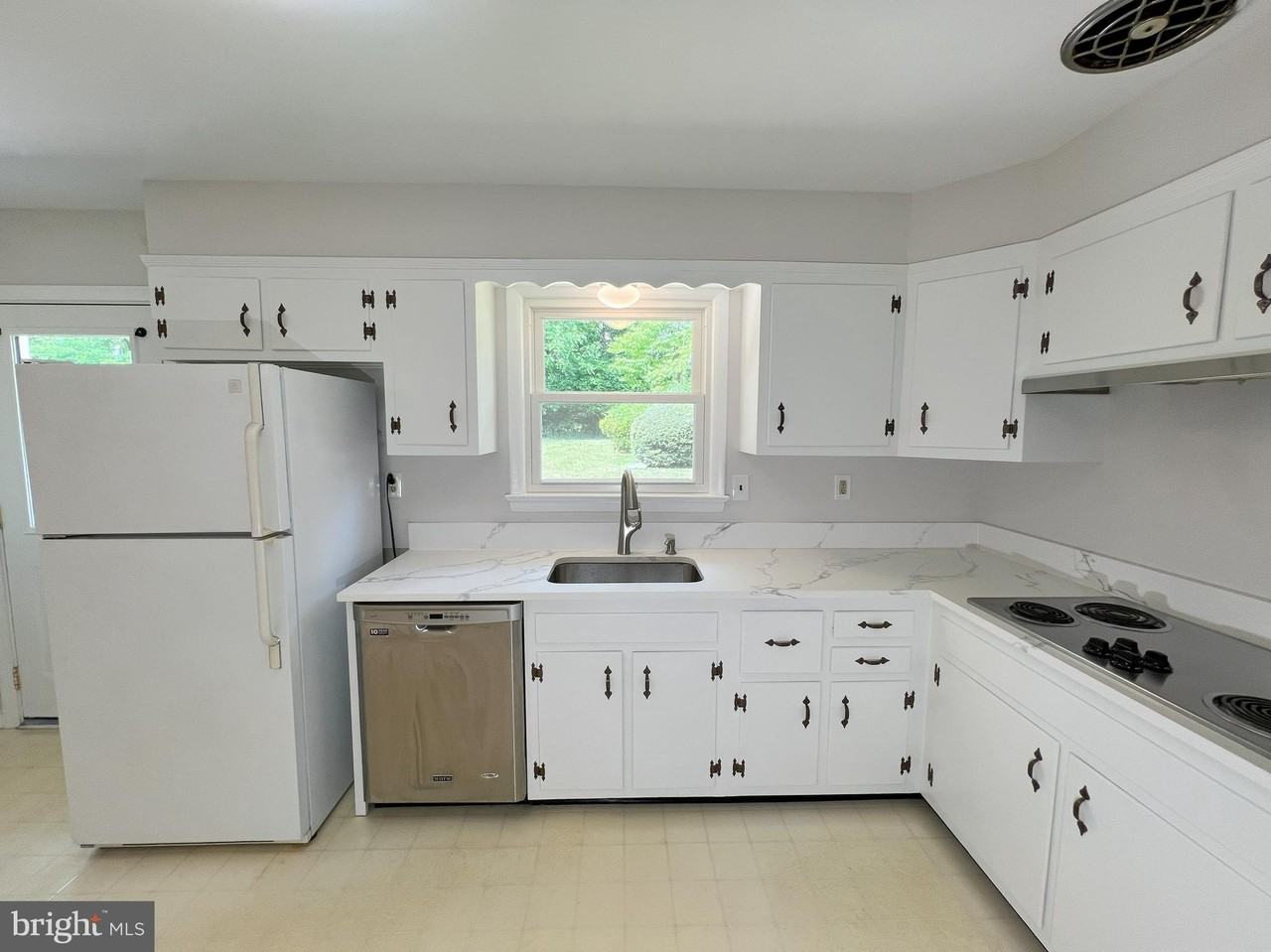 10001 Woodhill Rd - Photo 5 of 30