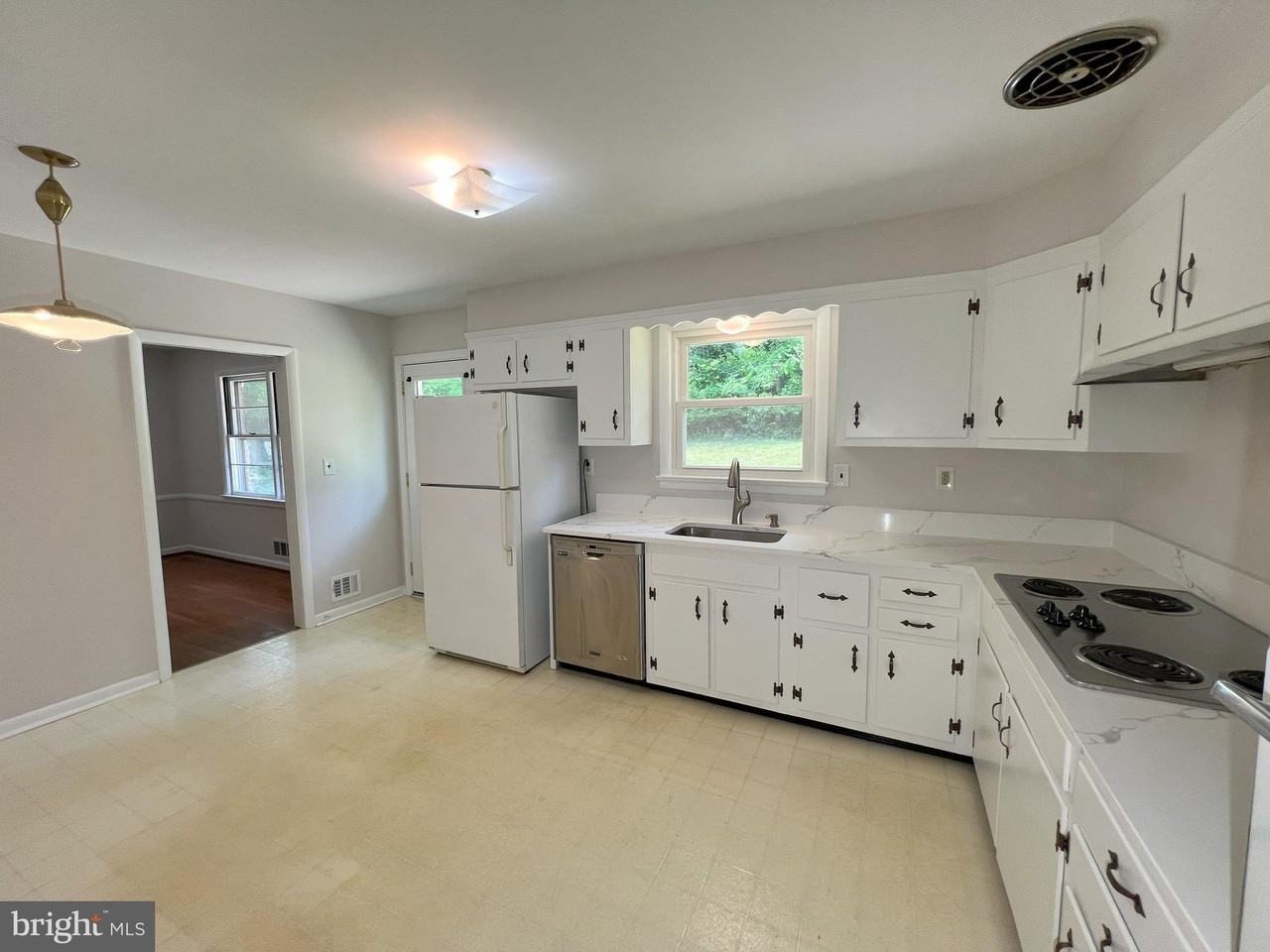 10001 Woodhill Rd - Photo 6 of 30