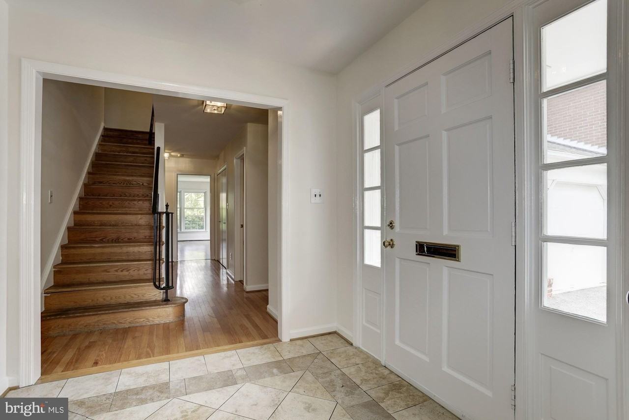 10239 Gainsborough Rd - Photo 2 of 21