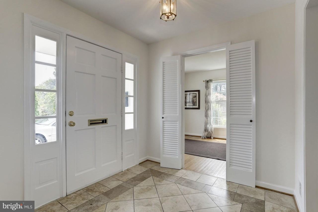 10239 Gainsborough Rd - Photo 3 of 21