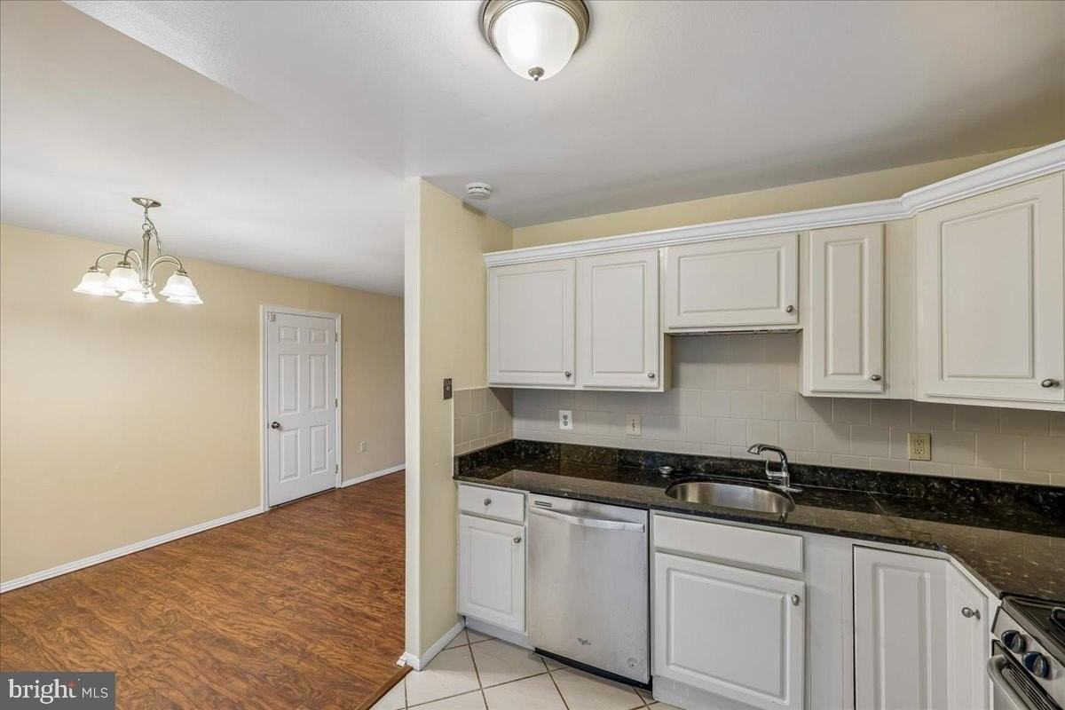 8215 Mallory Ter - Photo 4 of 21