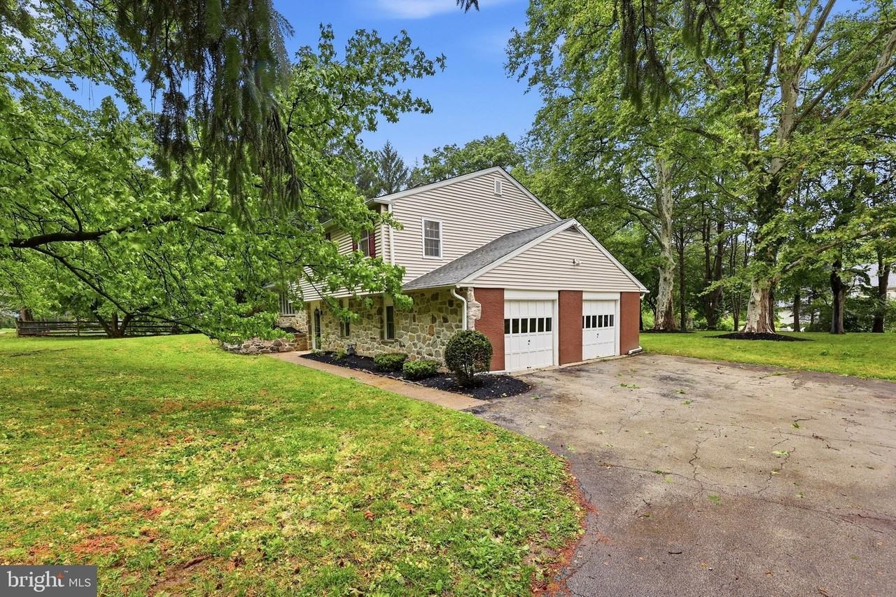 412 Yorkshire Rd - Photo 2 of 25