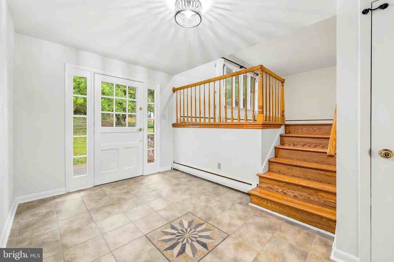 412 Yorkshire Rd - Photo 3 of 25