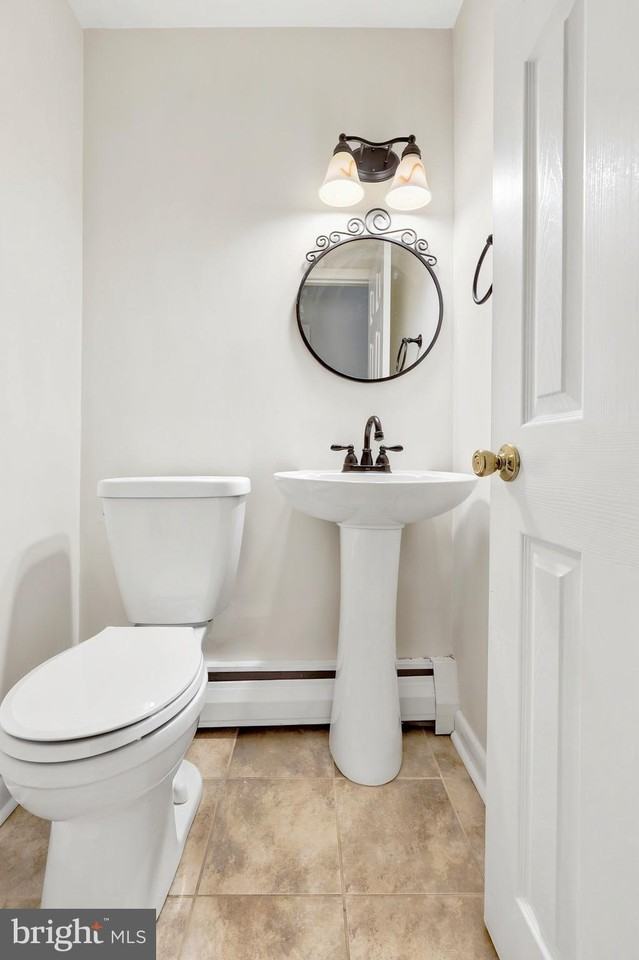 412 Yorkshire Rd - Photo 4 of 25