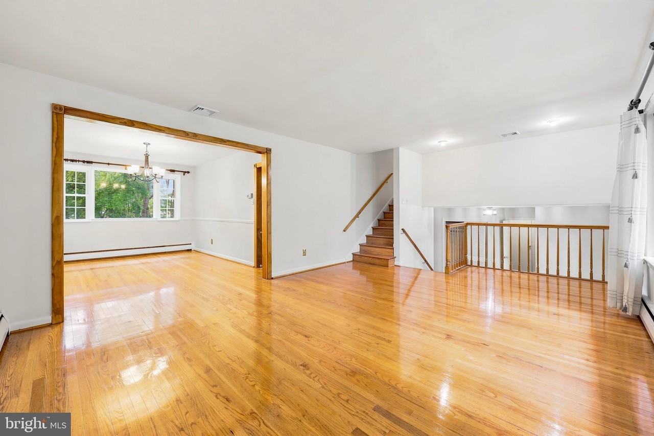 412 Yorkshire Rd - Photo 5 of 25