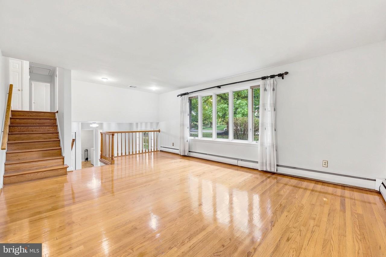 412 Yorkshire Rd - Photo 6 of 25