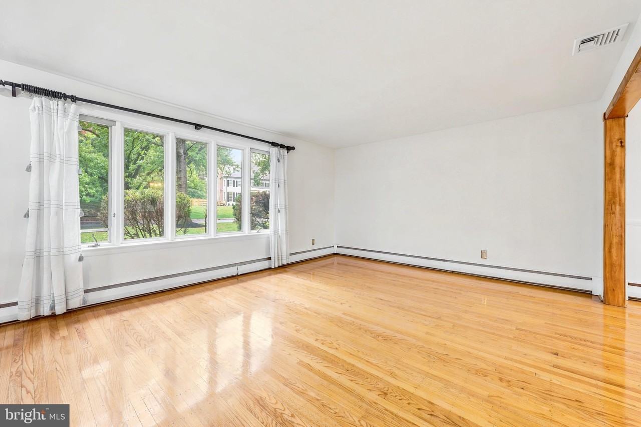 412 Yorkshire Rd - Photo 7 of 25