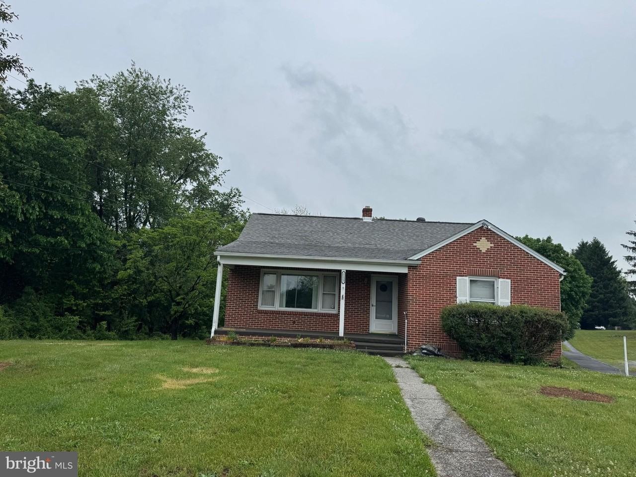 1123 Shepherdstown Rd - Photo 4 of 33