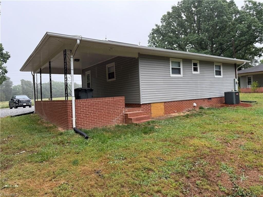 204 Willow Creek Rd - Photo 5 of 16