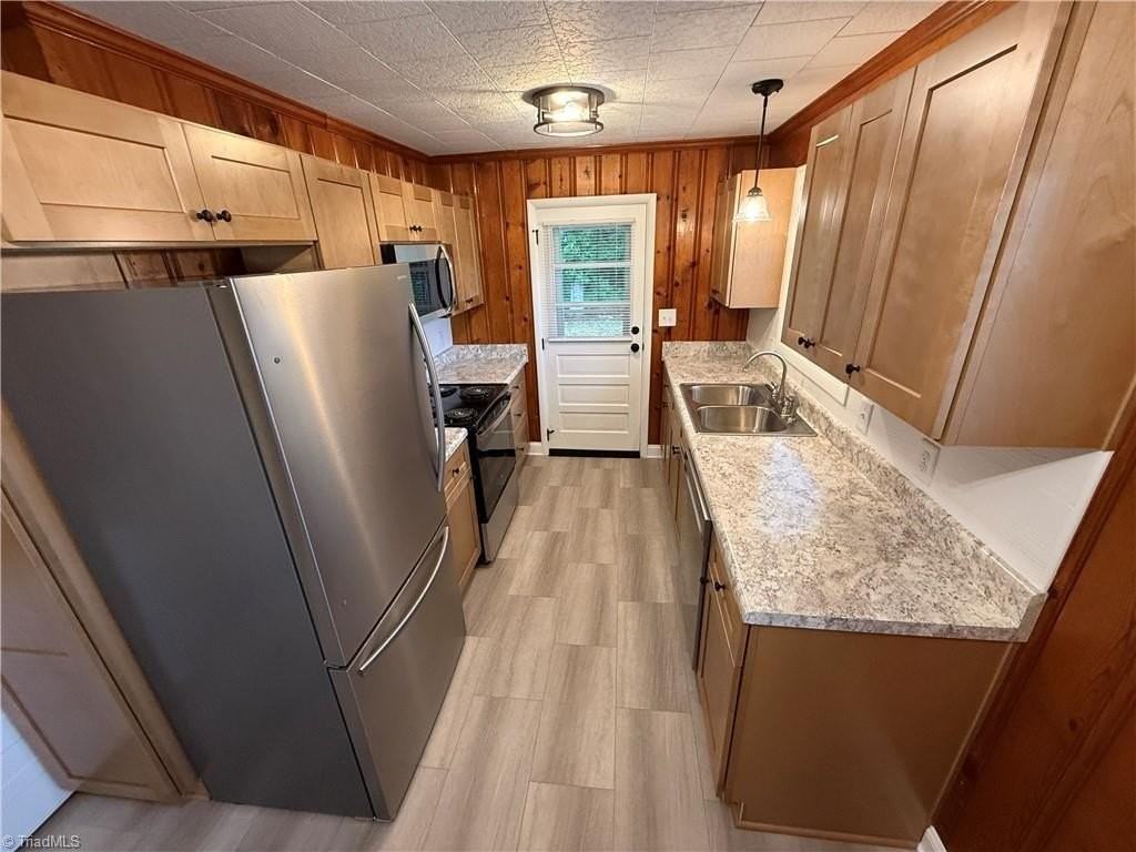204 Willow Creek Rd - Photo 6 of 16