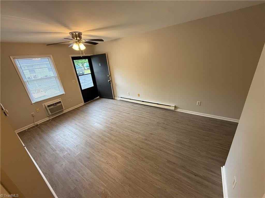 2123 Hollyrood St #B - Photo 3 of 8
